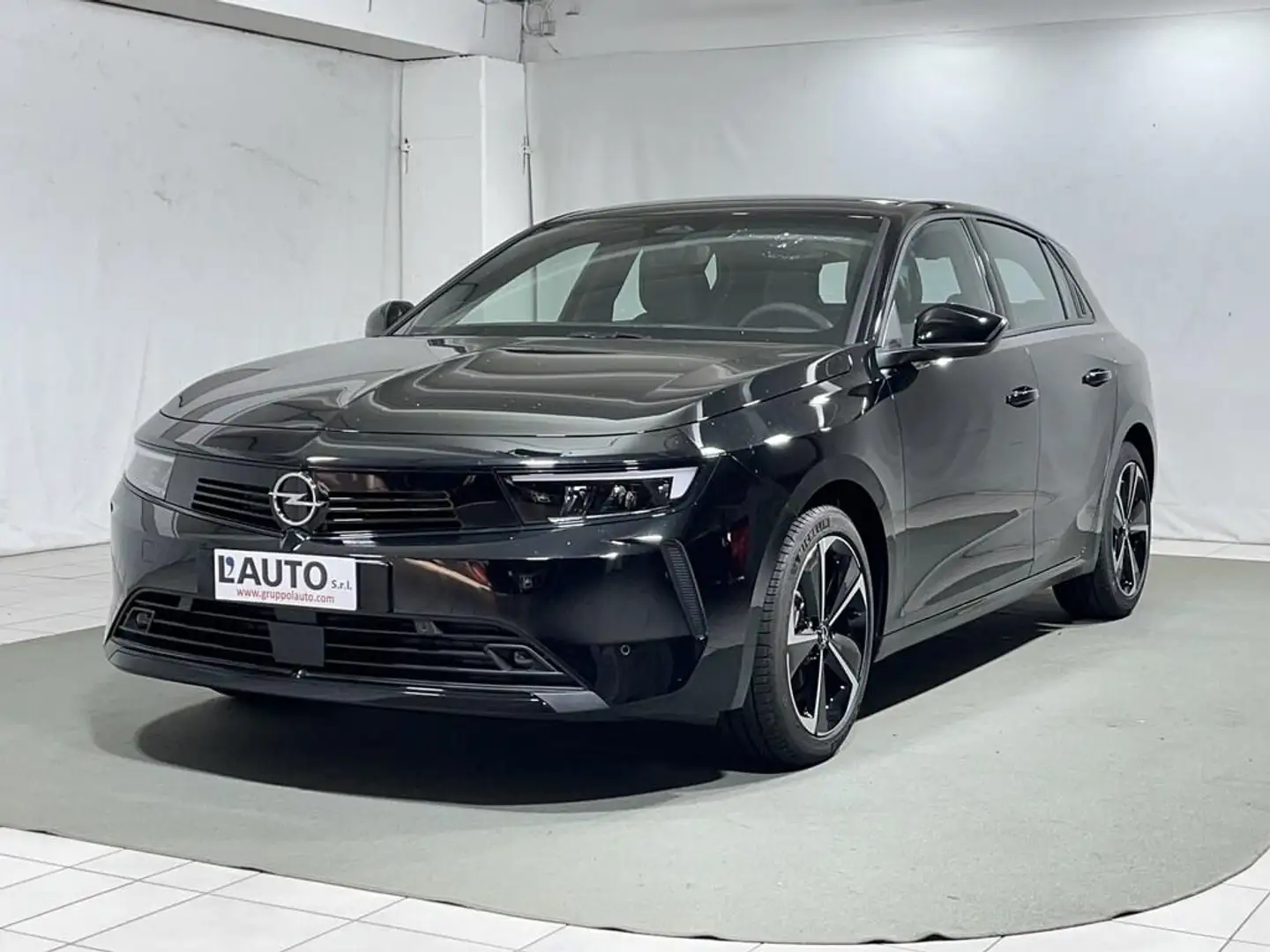 Opel Astra 1.2 t. Edition 130cv Czarny - 1