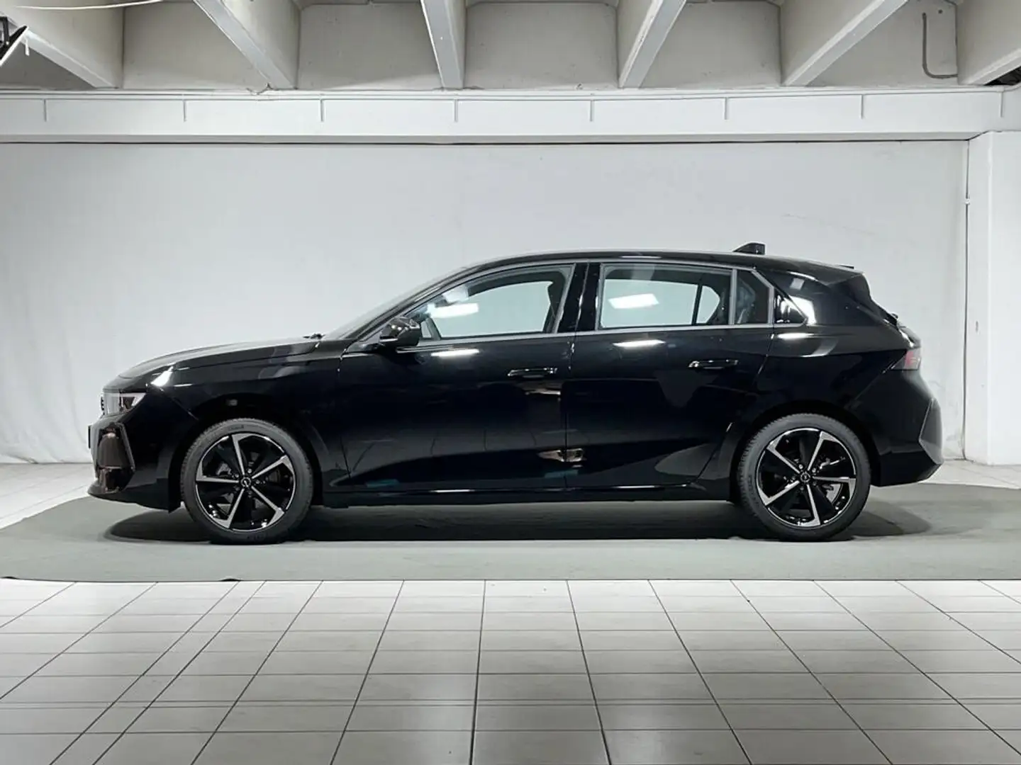 Opel Astra 1.2 t. Edition 130cv Czarny - 2