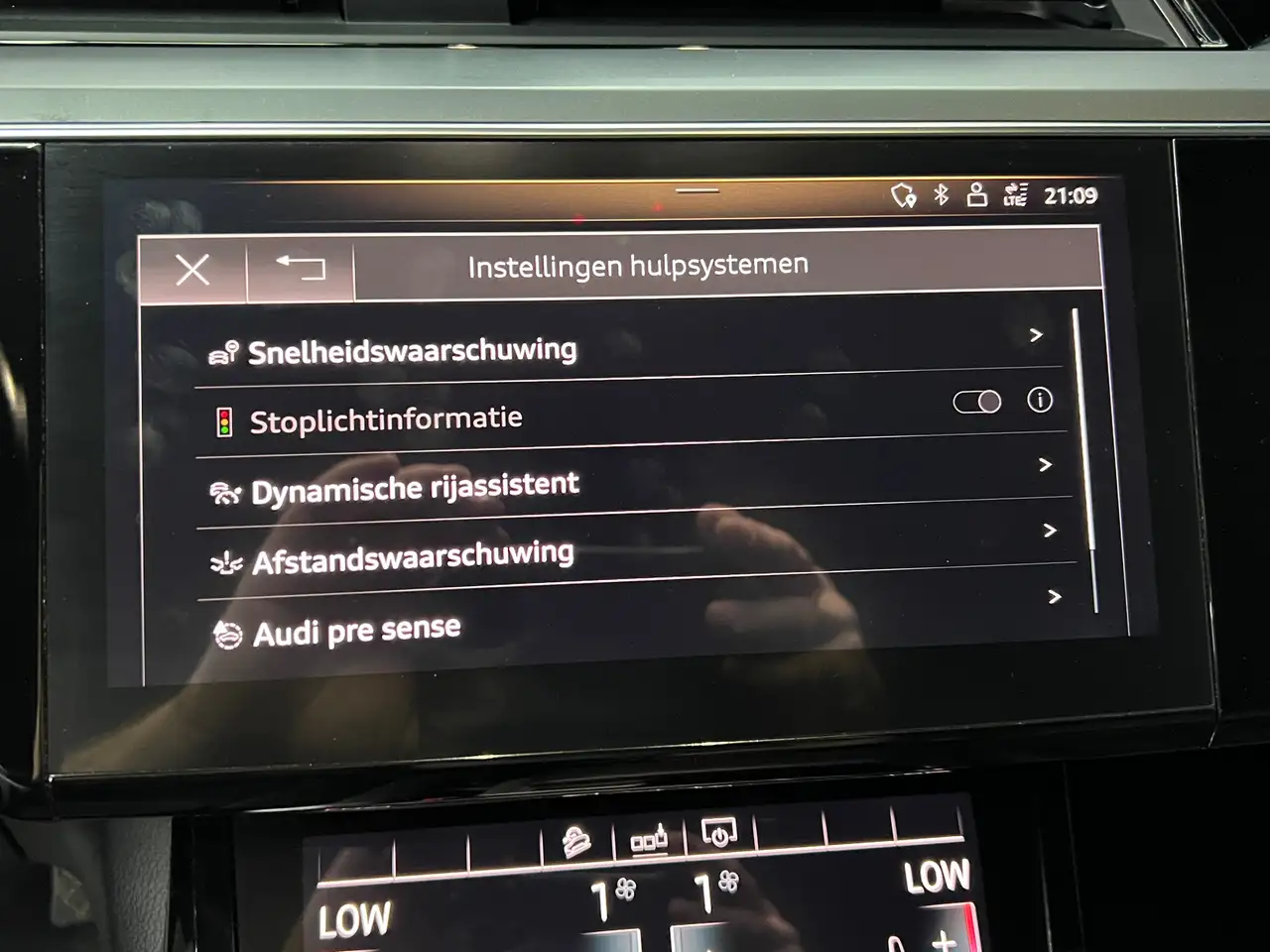 AUDI E-TRON QUATTRO 331CH - S LINE - BLACK PACK - 21" ALU - CAMÉRA D'AIDE AU STATIONNEMENT - HAYON ÉLECTRIQUE - 1ERE MAIN - TVA DEDUCTIBLE