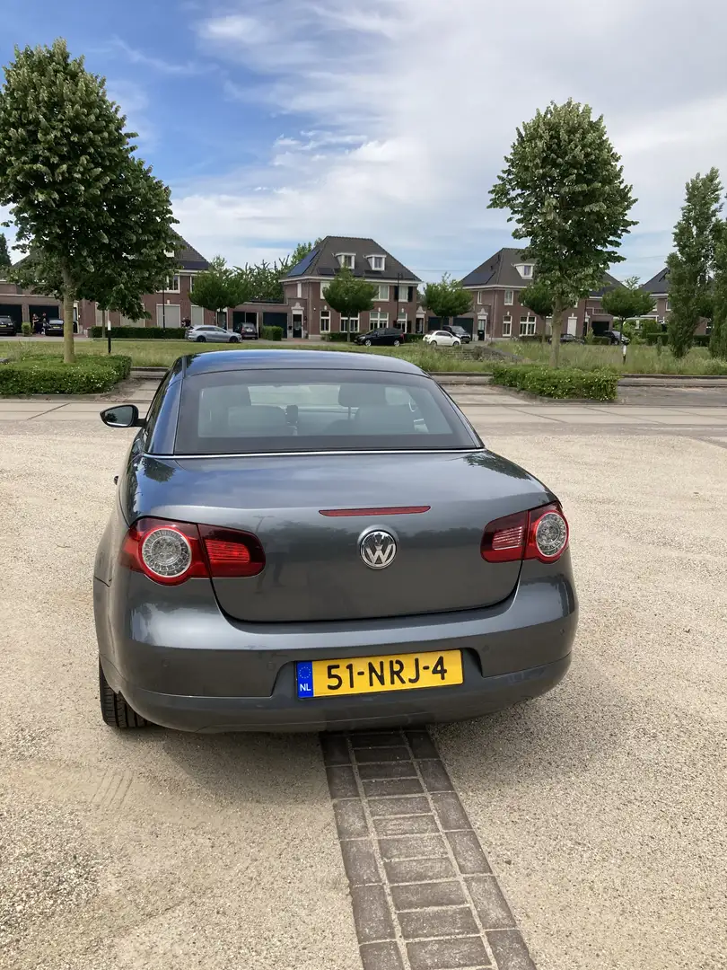Volkswagen Eos 1.4 TSI Highl. Bl.M Grijs - 2