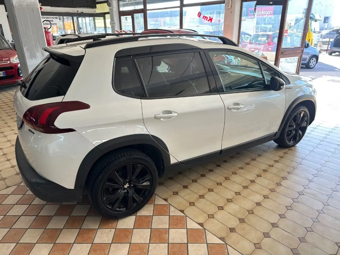 Peugeot 2008 serie BlueHDi 120 GT Line Weiß - 2