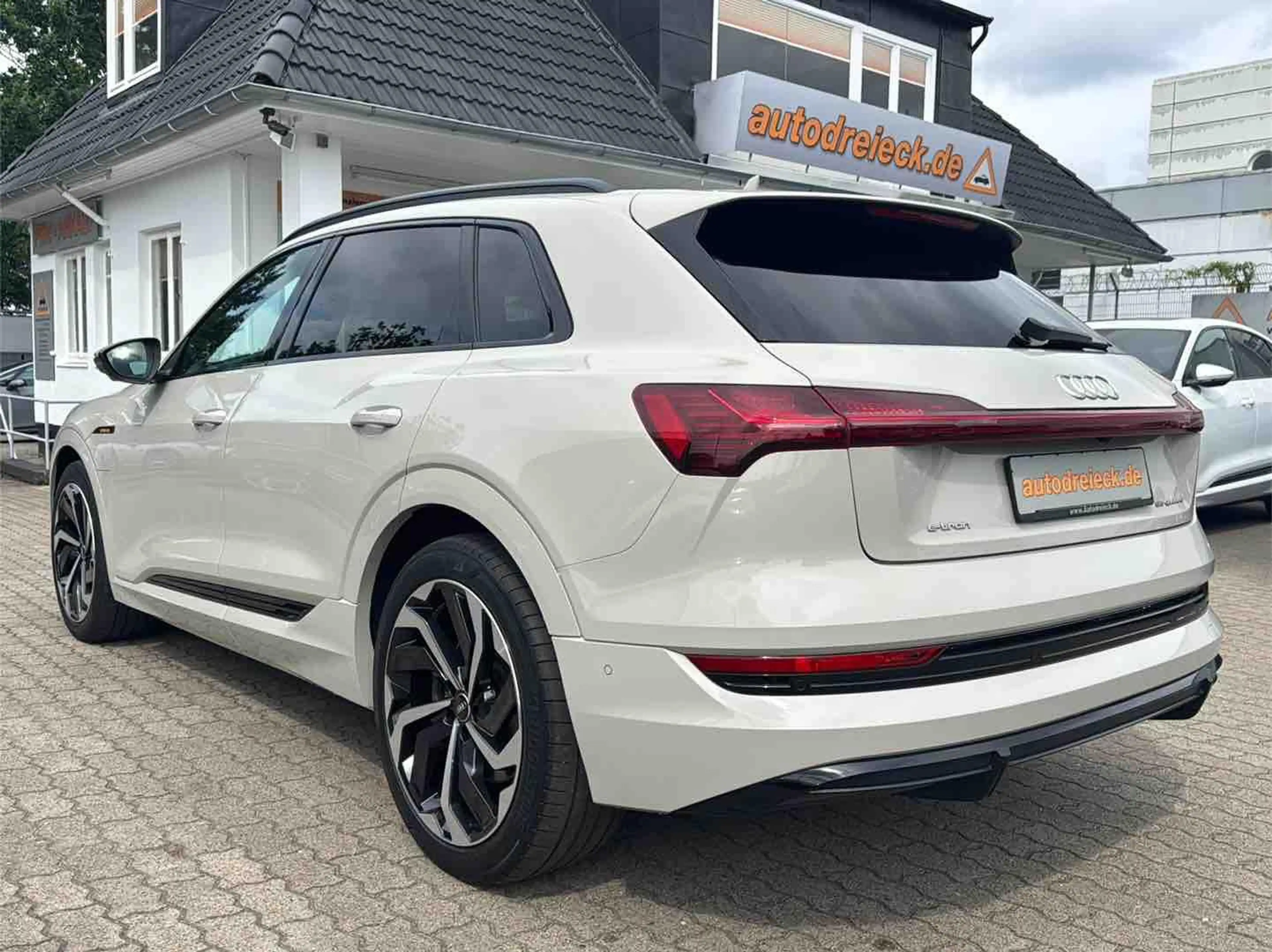 Audi e-tron 55 2x S line ACC HuD PANO MATRIX 21Z B&O — photo 10