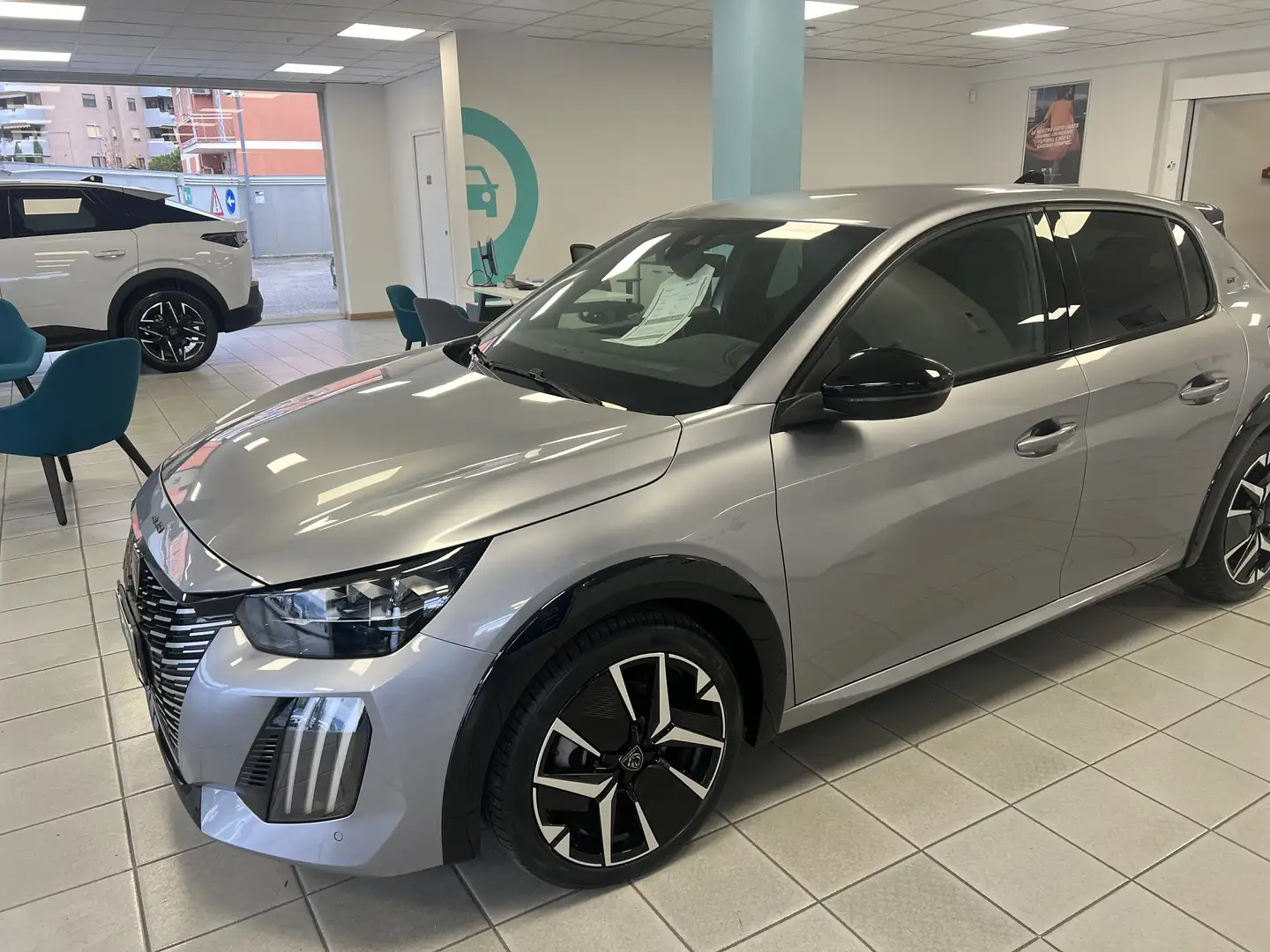 Peugeot 208 GT HIBRID 136 E-DCS6 Grijs - 2