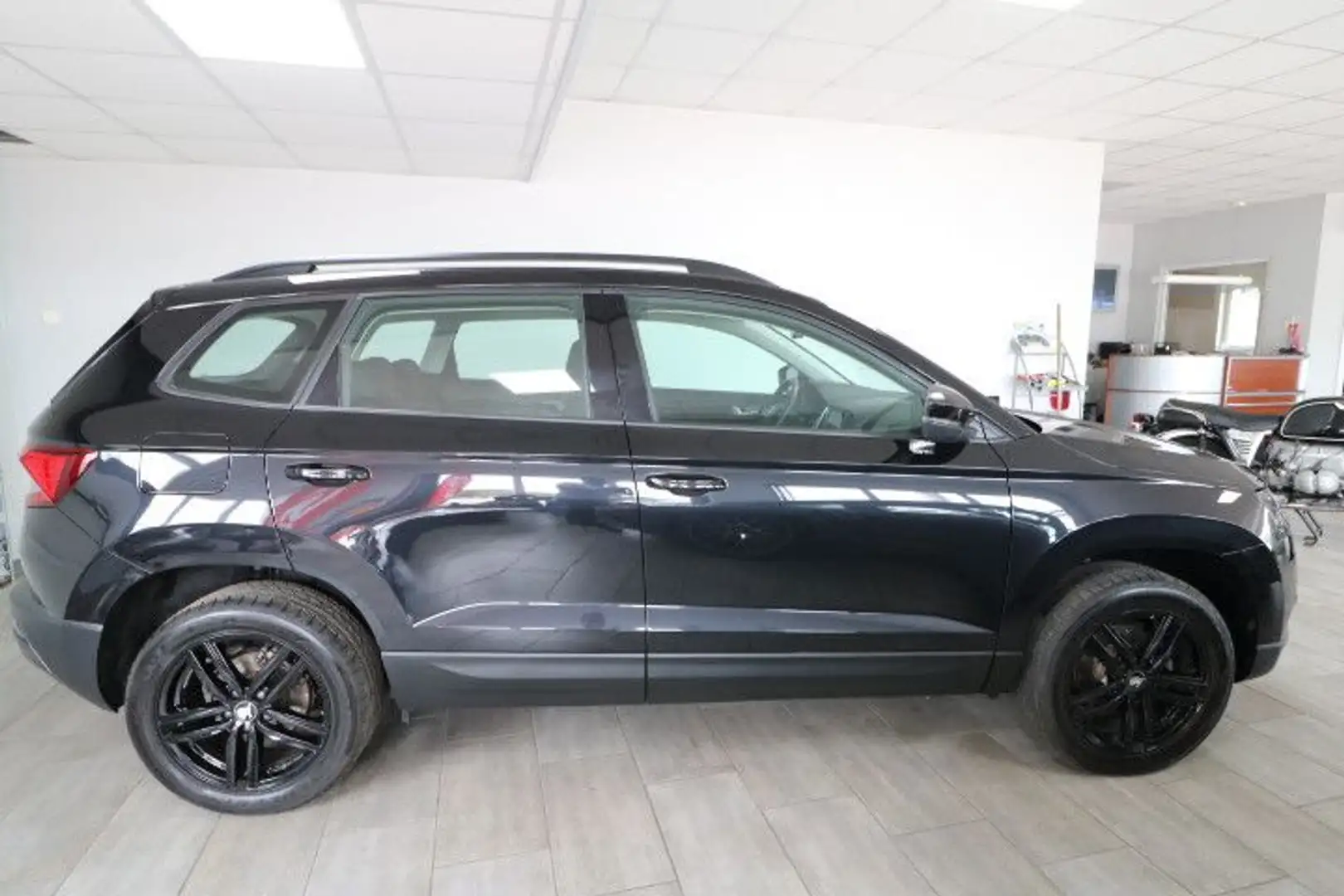 Skoda Karoq Style 1.5 TSI DSG Schwarz - 2