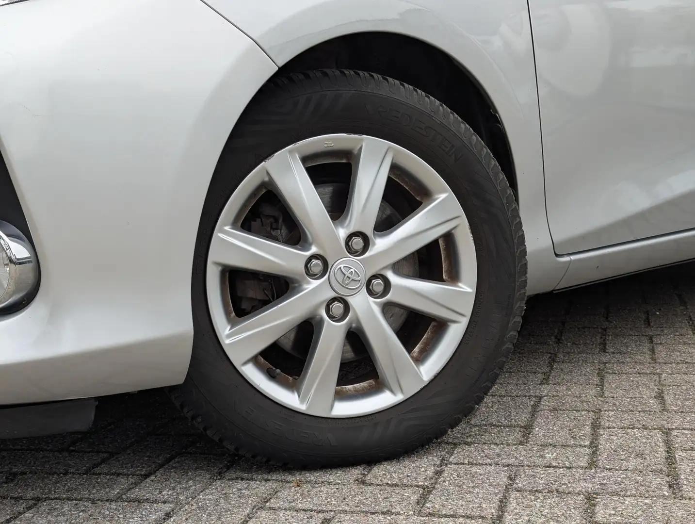 Toyota Yaris 1.5 Full Hybrid Aspiration | Cruise | Climate cont Grijs - 2