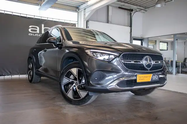 Mercedes-Benz GLC view 3