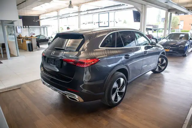 Mercedes-Benz GLC view 4