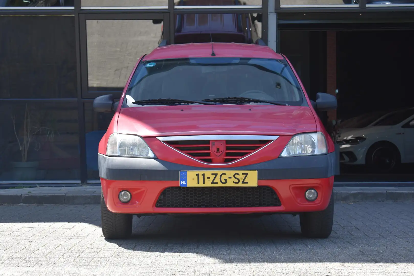 Dacia Logan MCV 1.6-16V Lauréate 7p. Airco Trekhaak Elekt Rame Rood - 2
