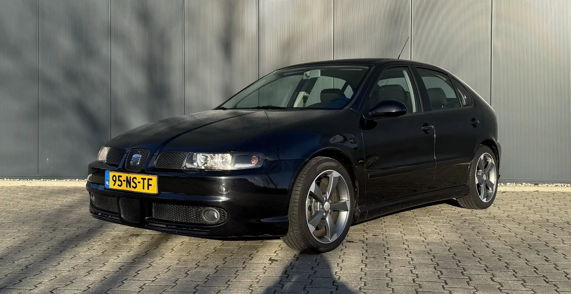 SEAT Leon Leon 1.8-20VT Topsport Airco NAP Zwart - 1