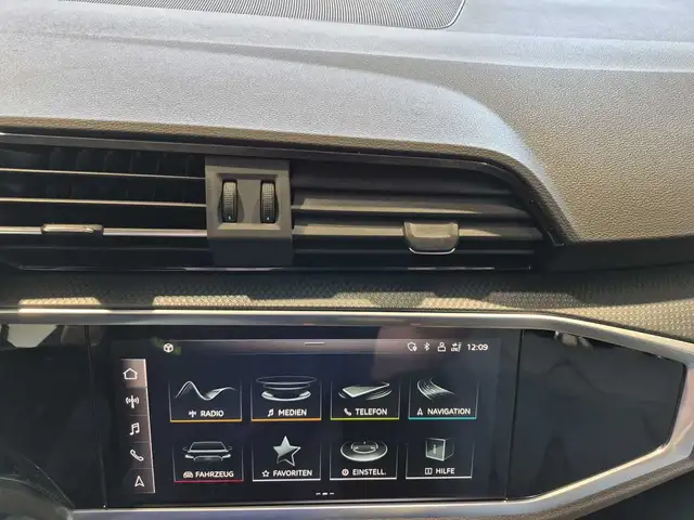 Audi Q3 view 11