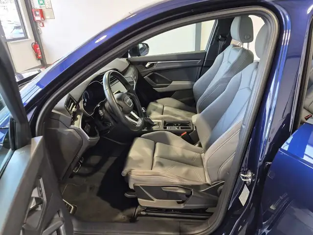 Audi Q3 view 8