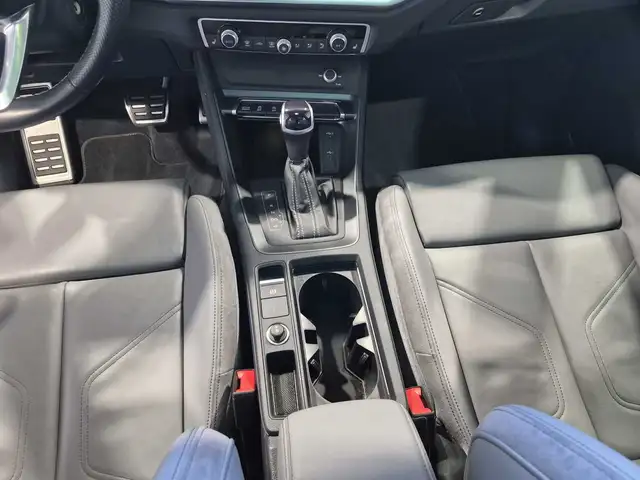 Audi Q3 view 12