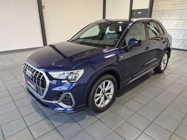Audi Q3 view 3