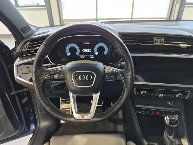 Audi Q3 view 10