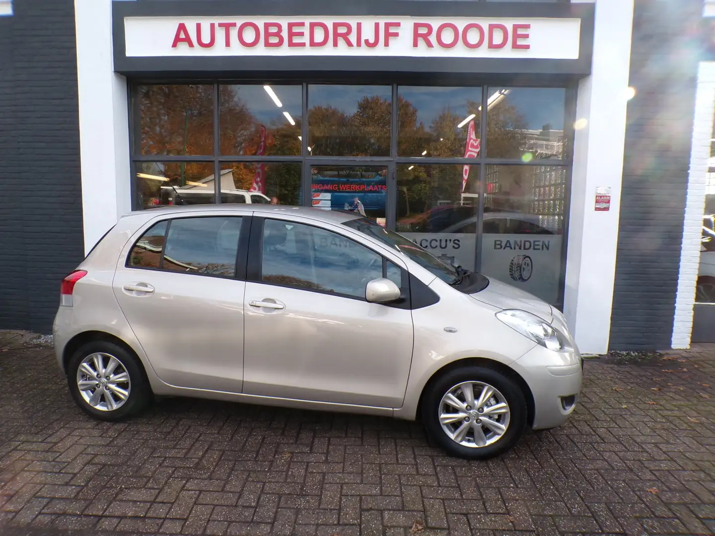 Toyota Yaris 1.3 VVTi Automaat 5-Drs PDC,TREKHAAK,GOED ONDERHOU Or - 1