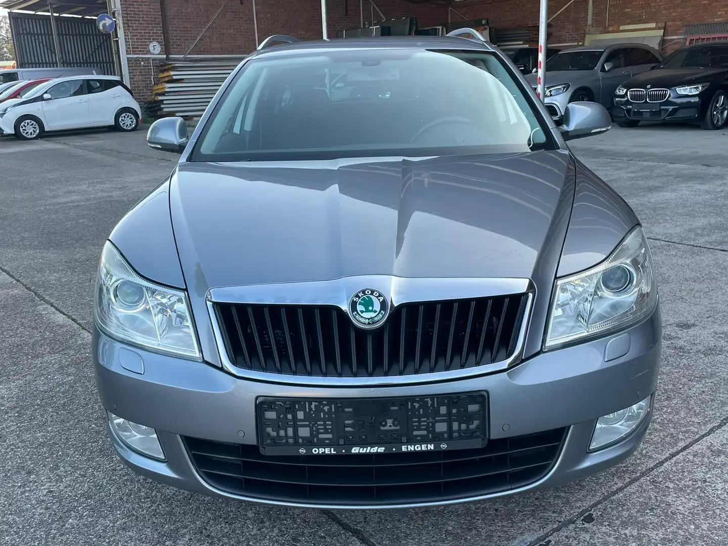 Skoda Octavia Combi Elegance/AUTOMATIK/Xenon/NAVI/SHZ Grau - 2