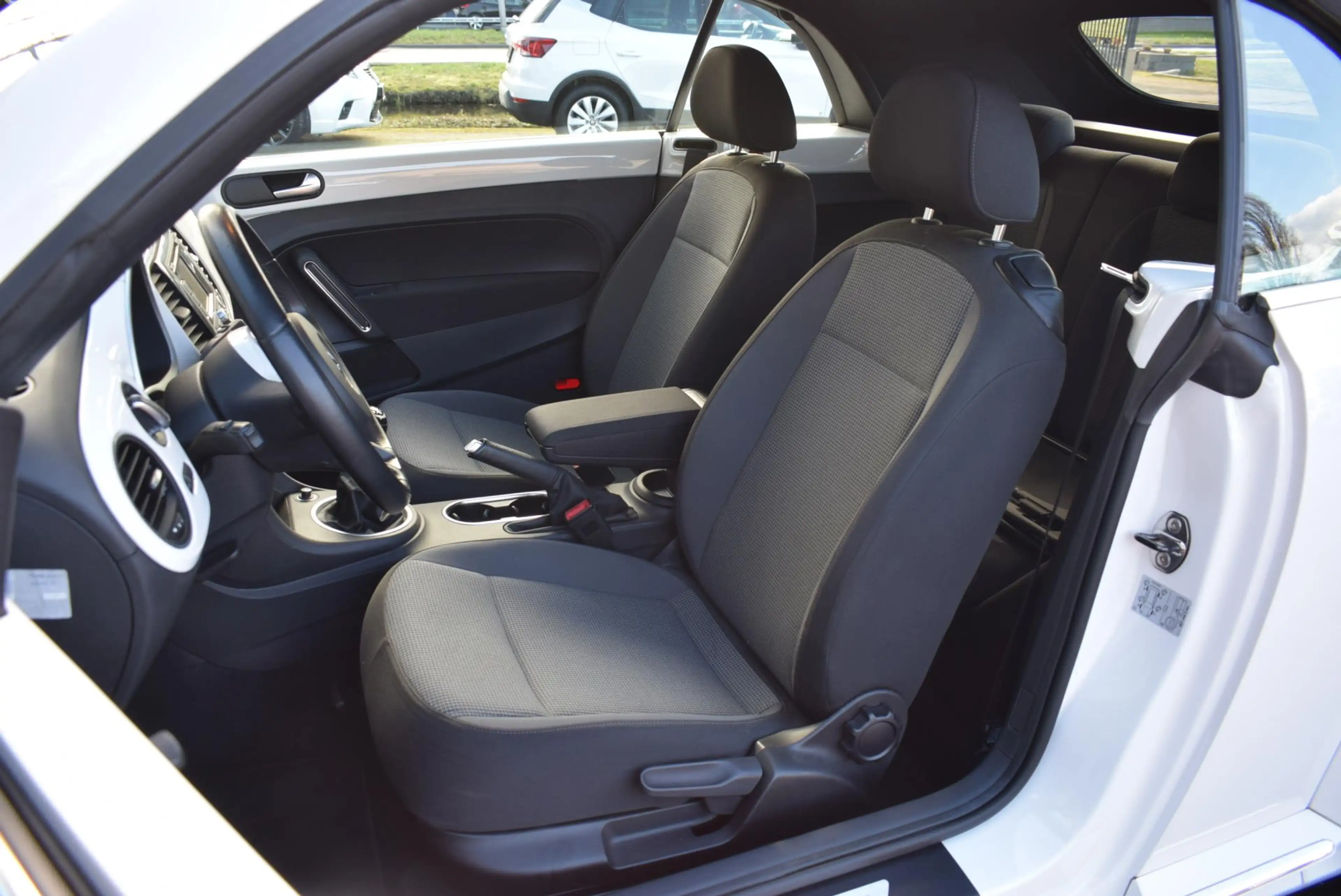 Volkswagen Beetle Cabriolet 1.2 TSI Design BlueMotion Navi Airco Km — photo 7