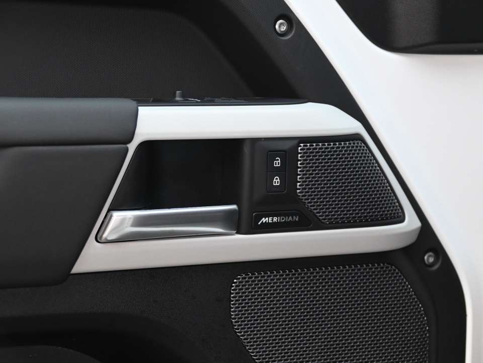 2024 Land Rover Defender P300/5YRS 160KM CPO INCLUDED!!!!!! thumb 11