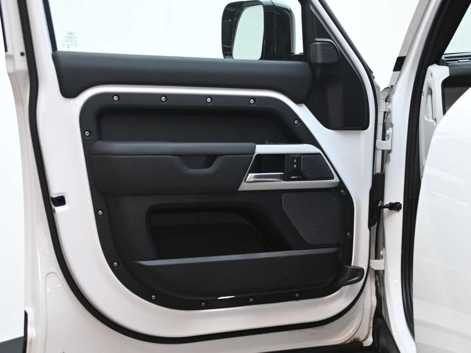 2024 Land Rover Defender P300/5YRS 160KM CPO INCLUDED!!!!!! thumb 9