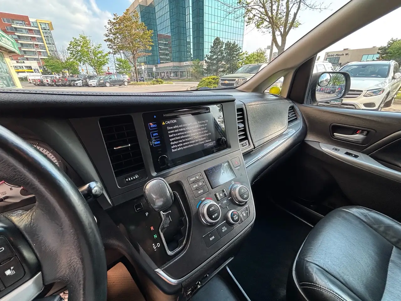 Toyota Sienna снимка Toyota Sienna