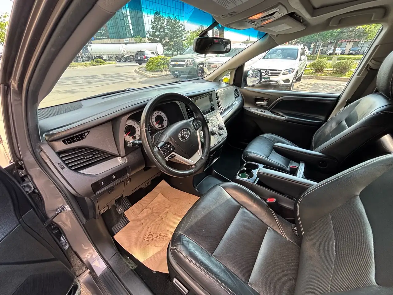 Toyota Sienna снимка Toyota Sienna