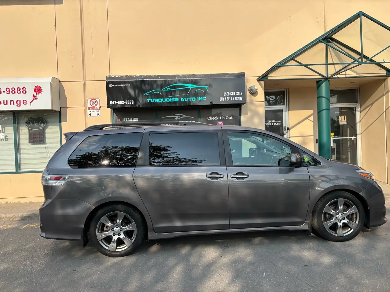 Toyota Sienna снимка Toyota Sienna