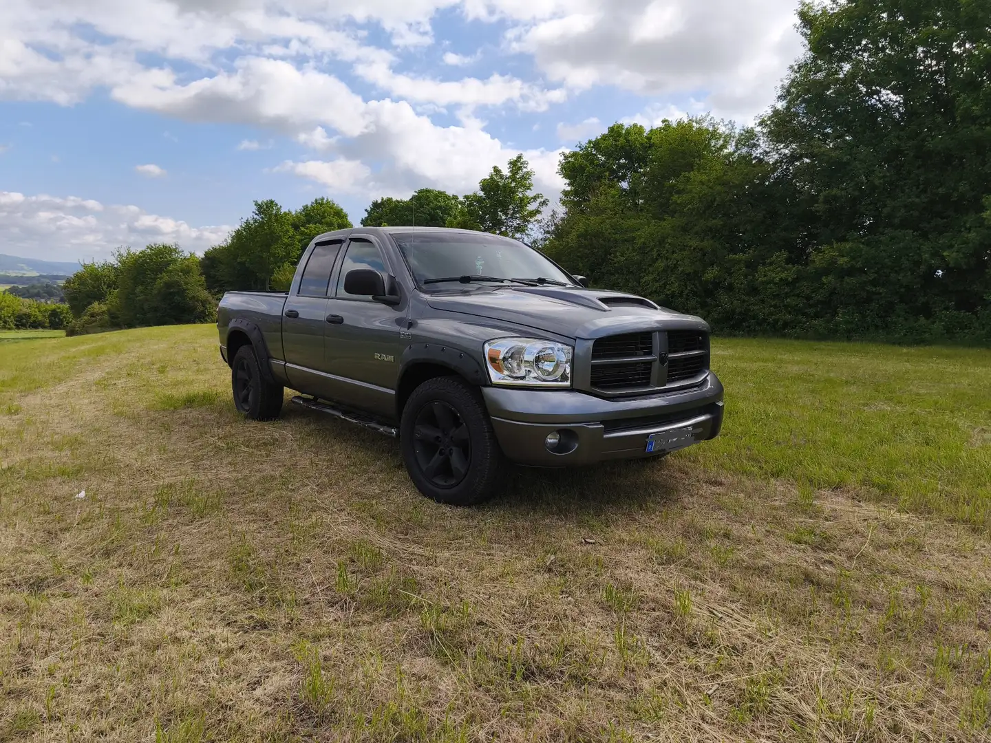 Dodge RAM 5,7 Liter Hemi V8 4x4 Sport Gris - 2