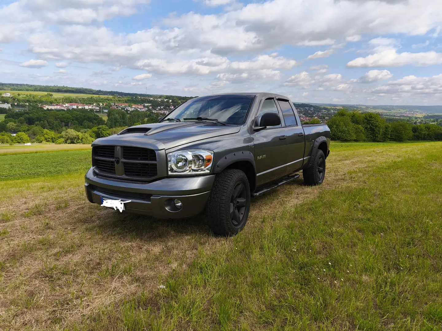 Dodge RAM 5,7 Liter Hemi V8 4x4 Sport Gris - 1