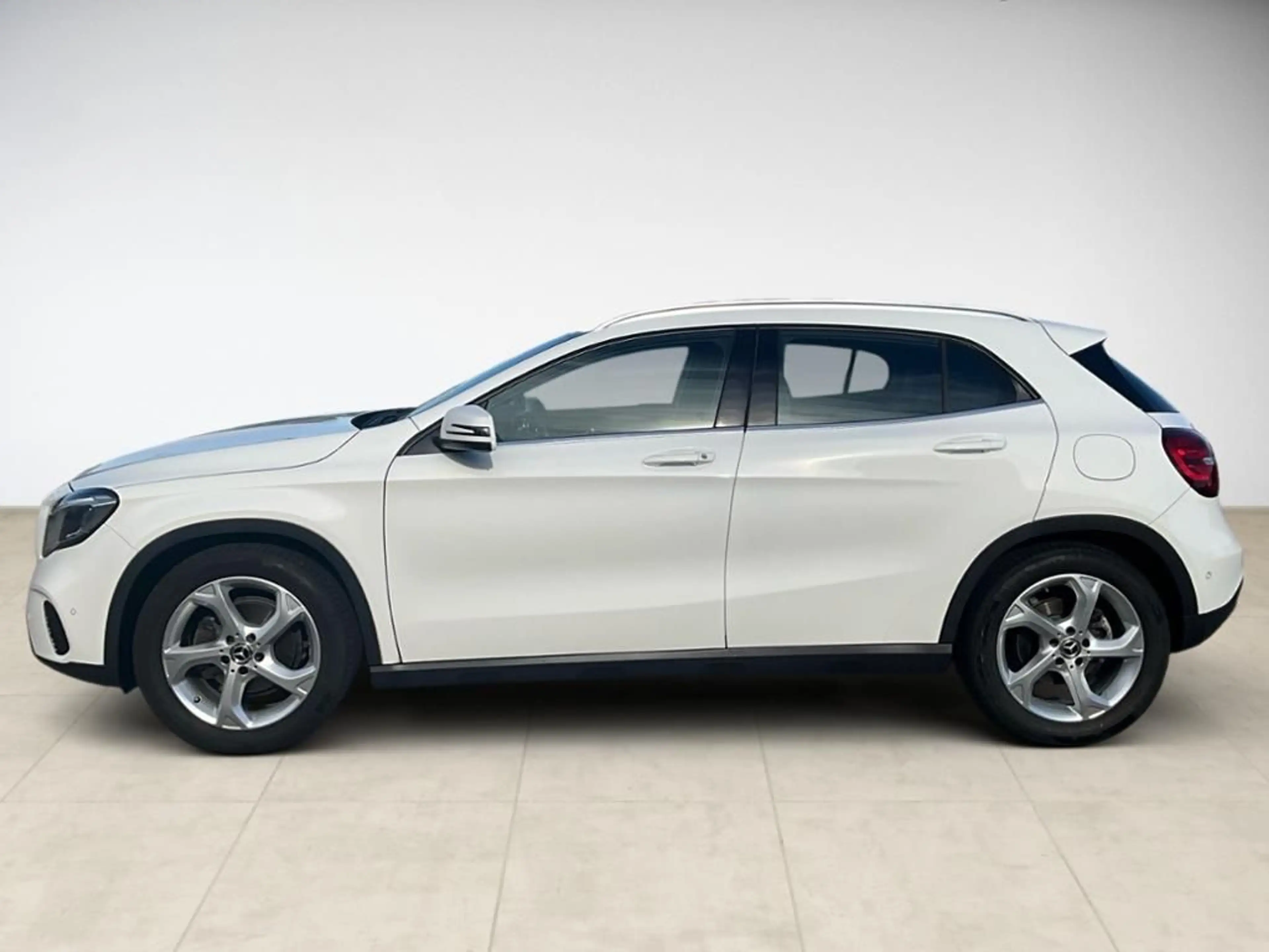 Mercedes-Benz GLA 180 Sport Utility Vehicle AUT Kam. KeyLess — photo 3
