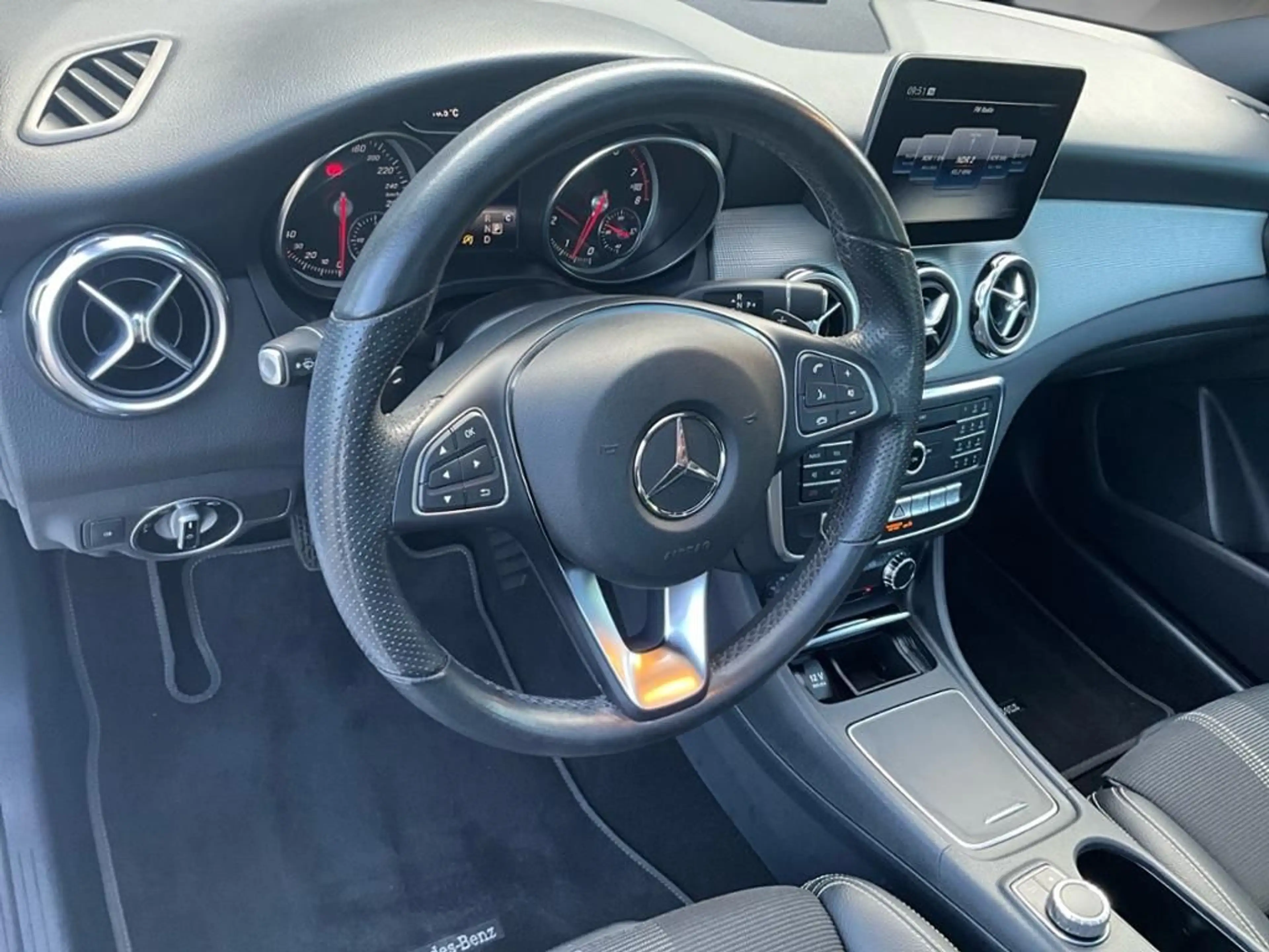 Mercedes-Benz GLA 180 Sport Utility Vehicle AUT Kam. KeyLess — photo 9