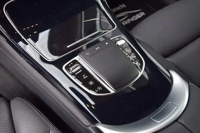 Mercedes-Benz 220 view 10