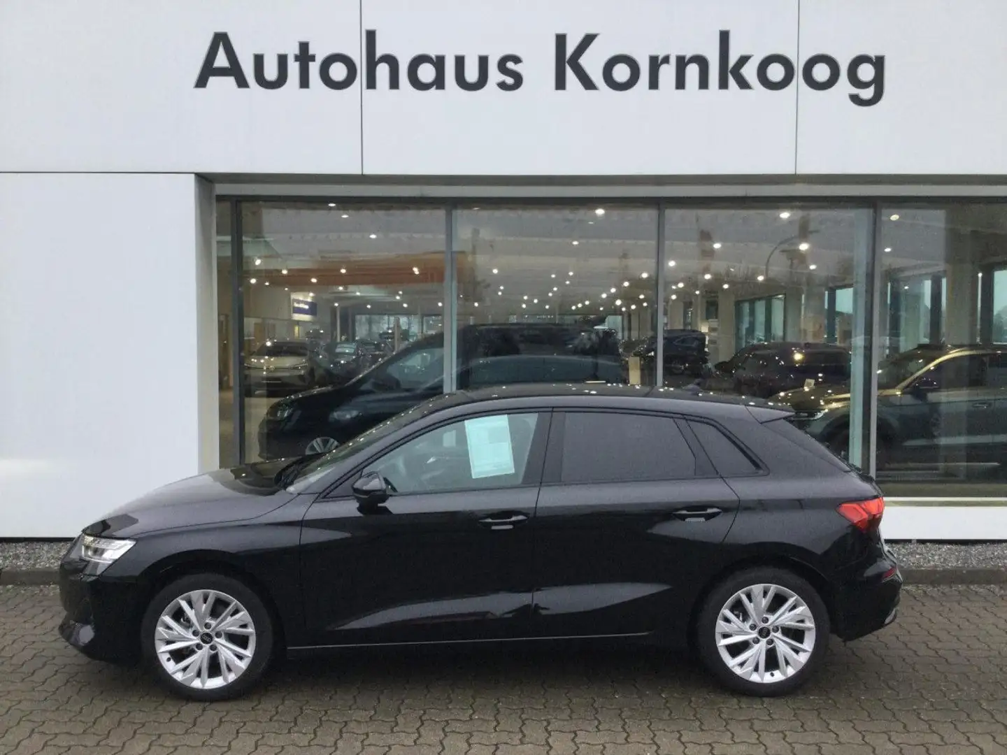 Audi A3 35 TFSI DSG Sportback advanced LED NAVI ACC APP Schwarz - 1