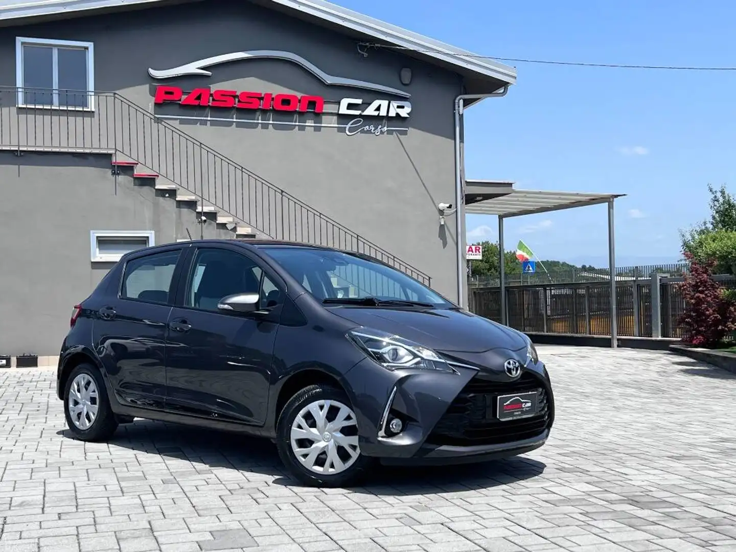 Toyota Yaris 1.5 Active my18 - Soli 6.000 KM Gris - 1