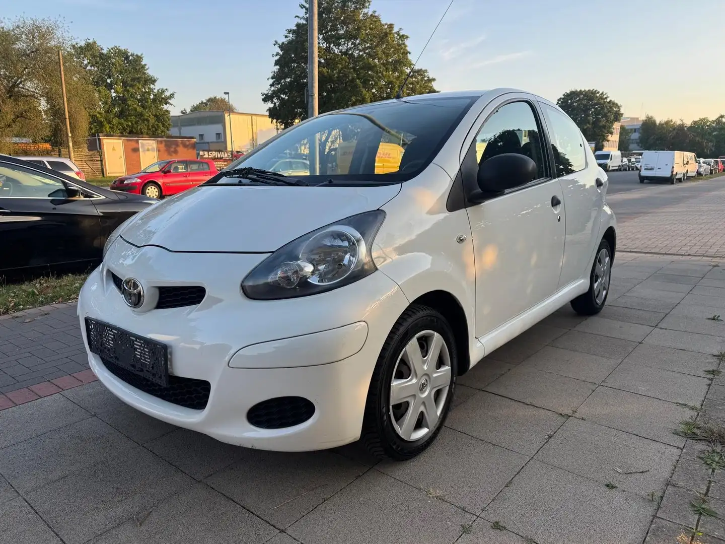 Toyota Aygo Basis TÜV NEU Weiß - 2