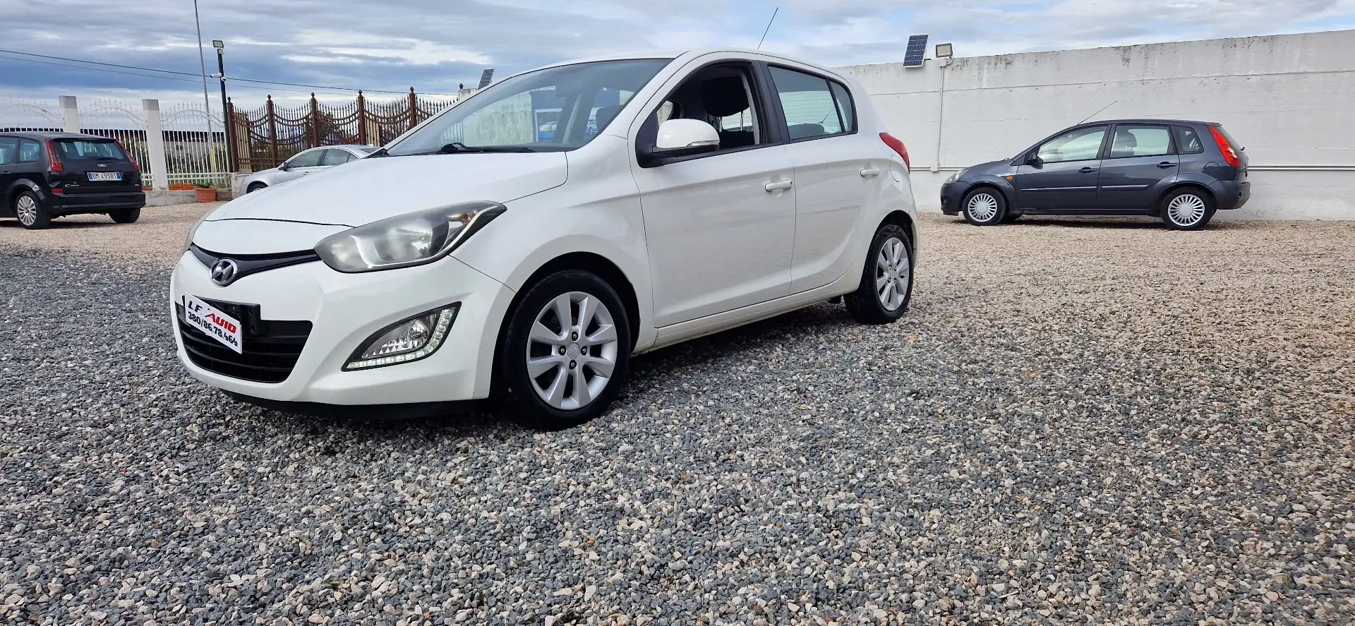 Hyundai i20 5p 1.1 crdi Sound Edition Weiß - 1