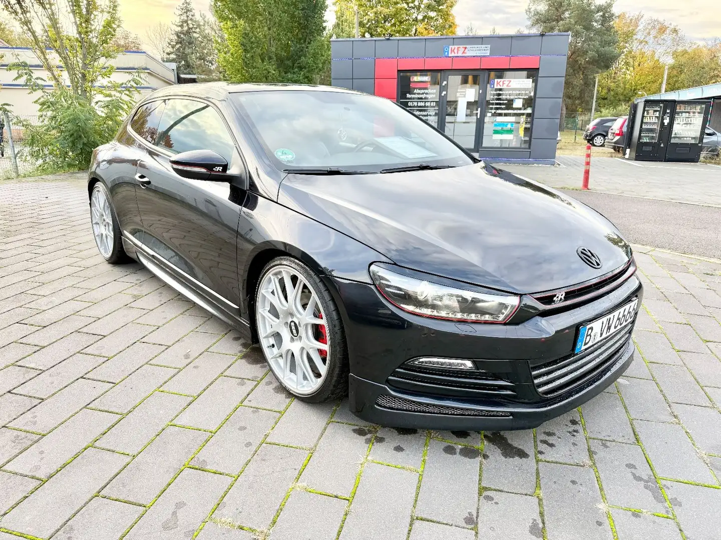 Volkswagen Scirocco 2.0TSI147,Automazik,Leder,Navi,LED,PaNo Schwarz - 2