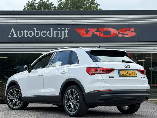 Audi Q3 view 5