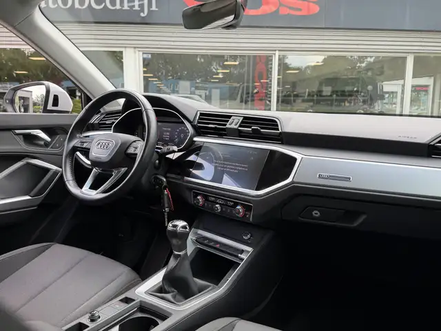 Audi Q3 view 8
