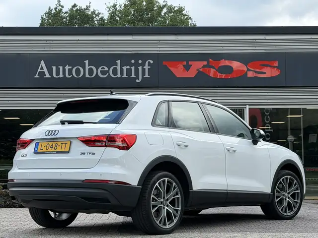 Audi Q3 view 9
