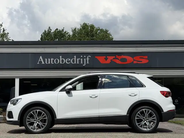 Audi Q3 view 3