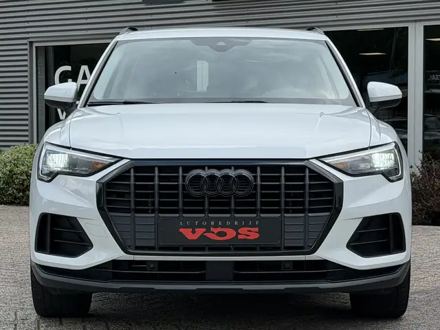 Audi Q3 view 11