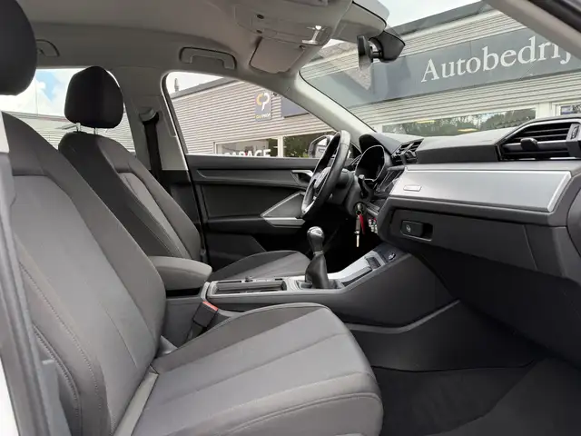 Audi Q3 view 10