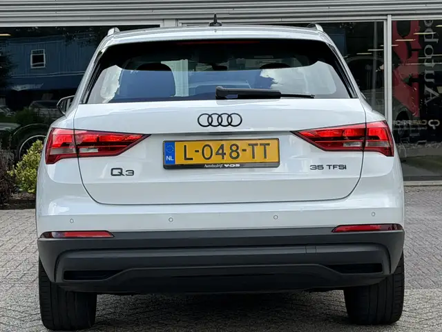 Audi Q3 view 7