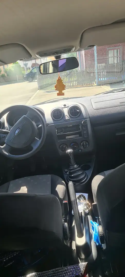 Ford Fiesta das Auto läuft gut, es hat keinen TÜV - 2