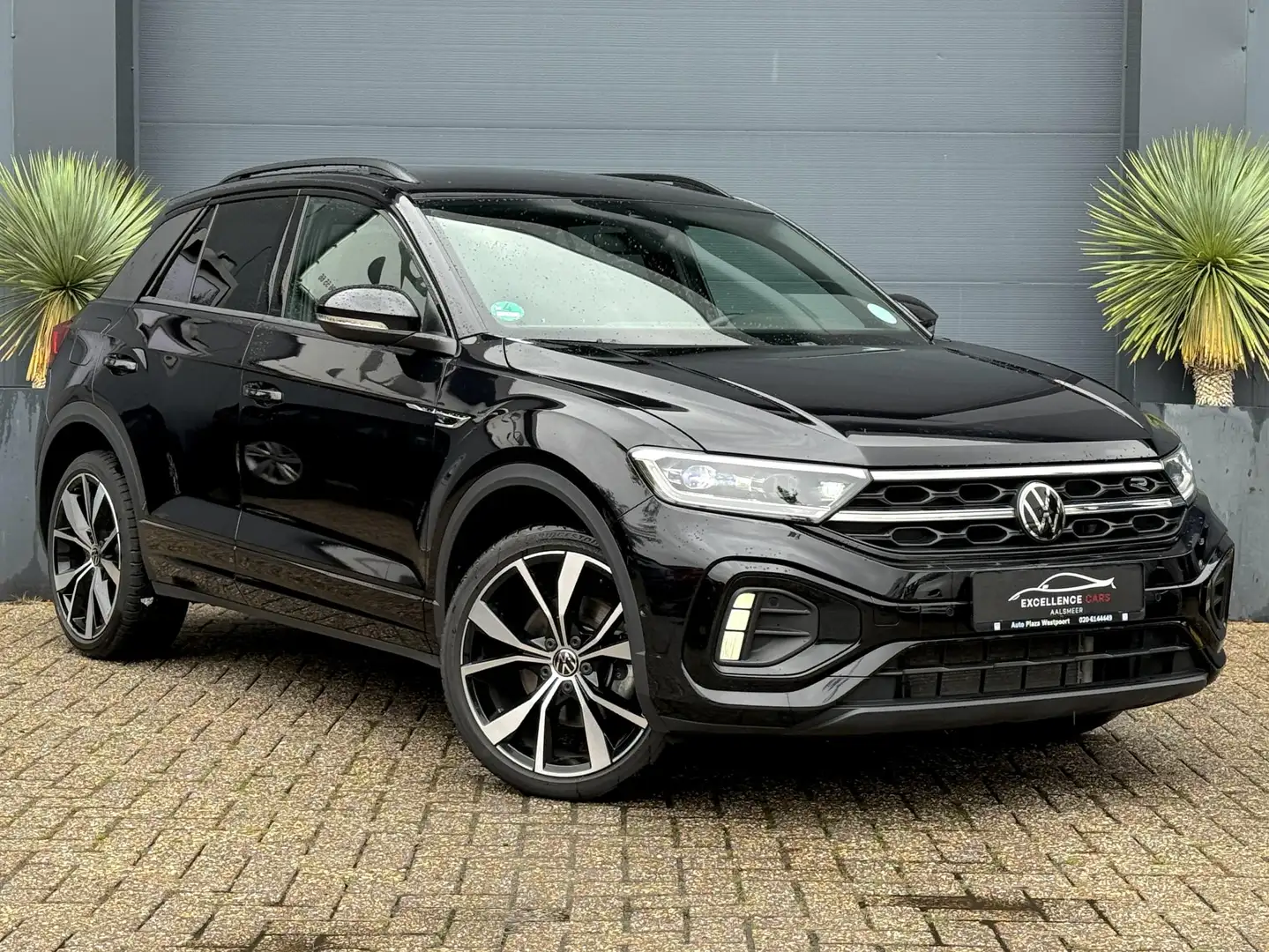 Volkswagen T-Roc T-Roc 1.5 TSI 3x R-Line Pano iQ-Light Automaat Vc Zwart - 1