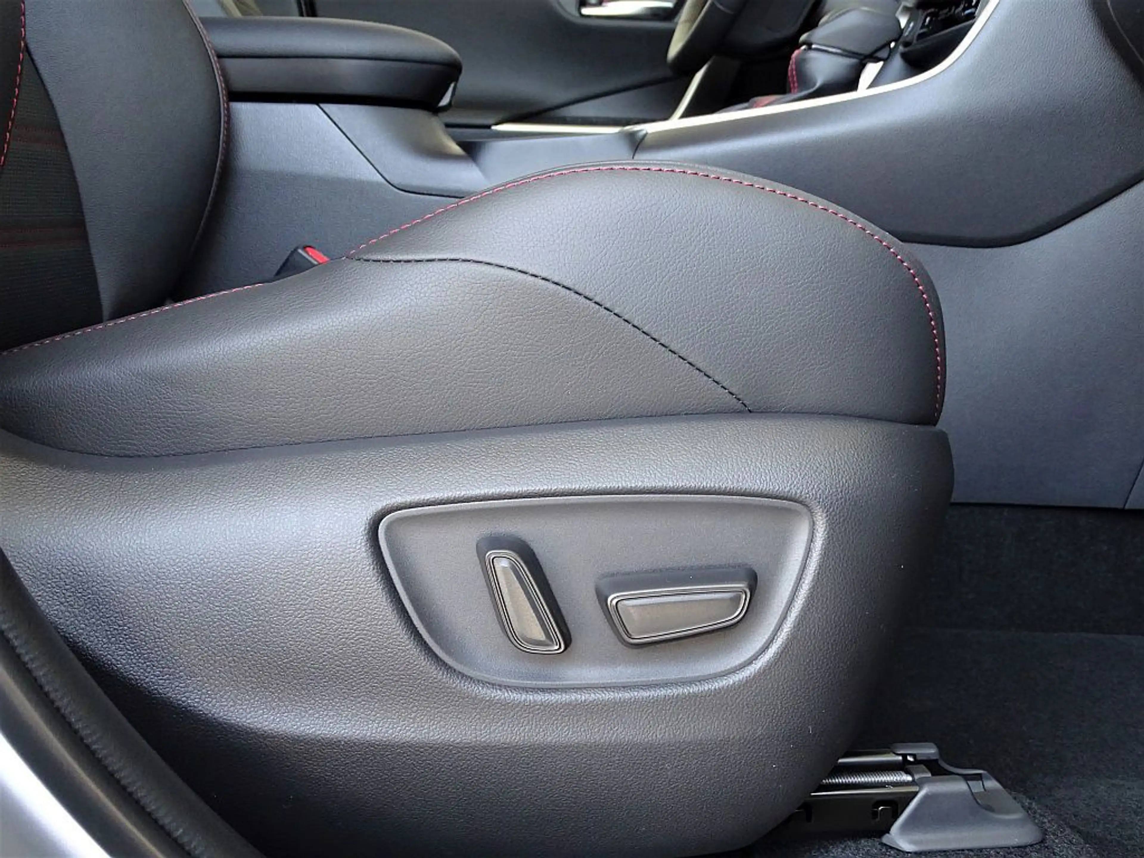 Toyota RAV 4 — photo 13