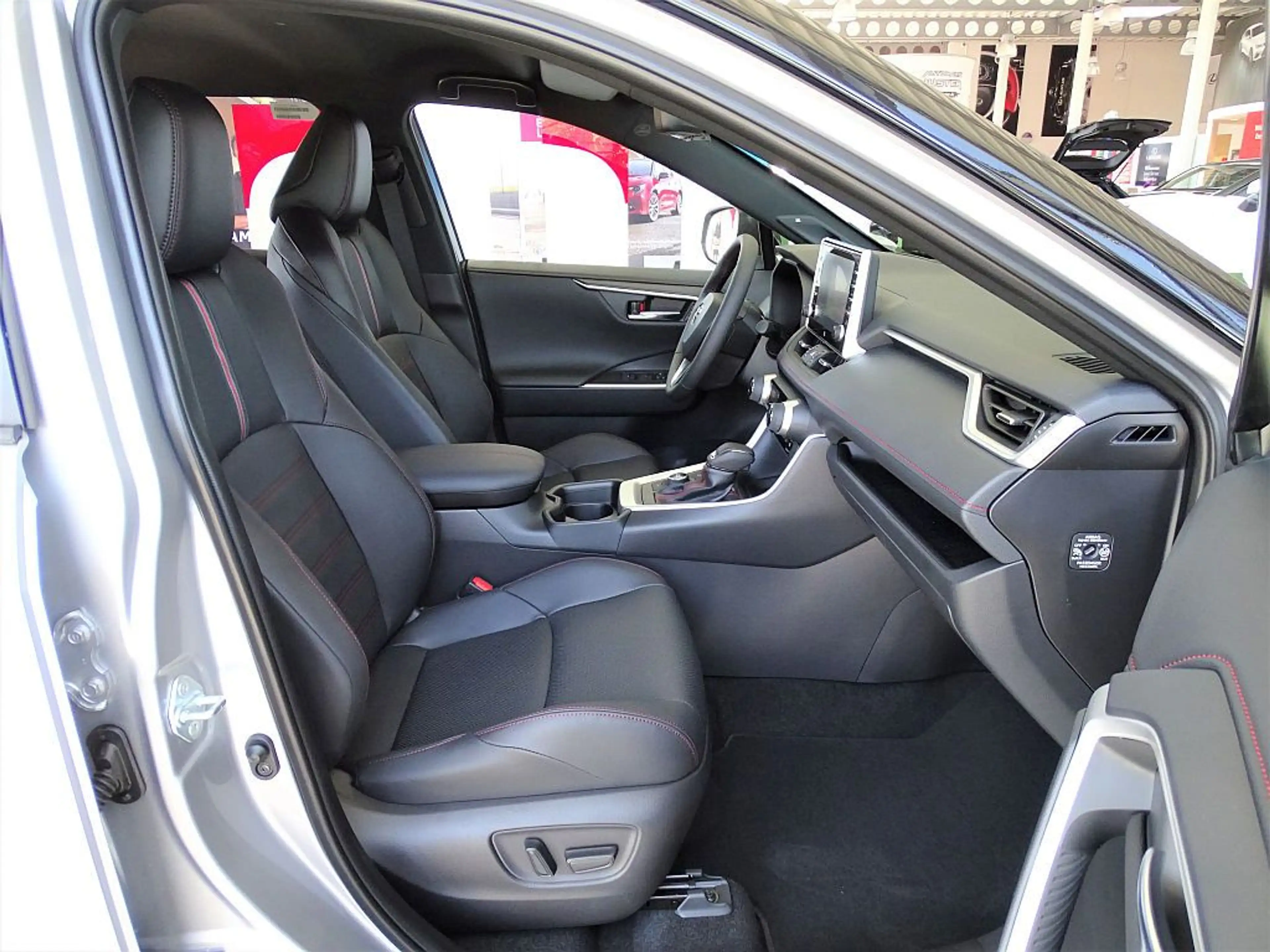 Toyota RAV 4 — photo 11