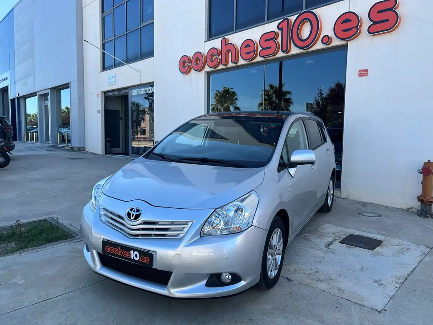 Toyota Verso 2.0D4D Advance Gris - 1