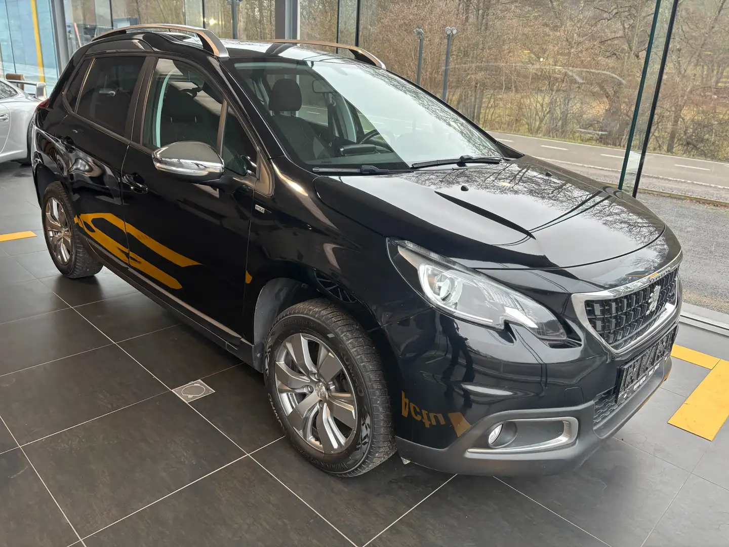 Peugeot 2008 2008 1.2i PureTech Style Schwarz - 1