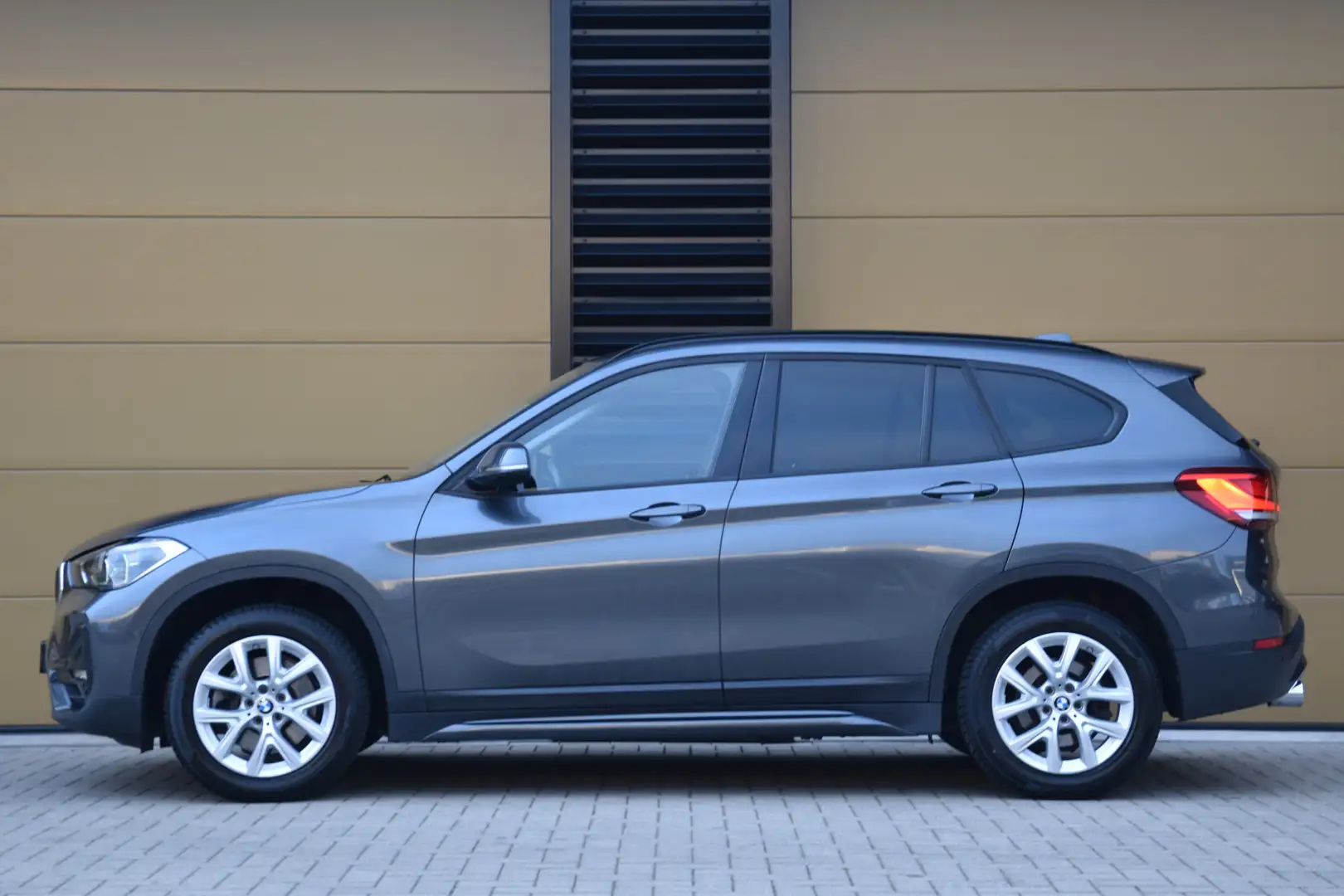 BMW X1 sDrive20i * Sportstoelen * Trekhaak * Sportline * Grau - 2